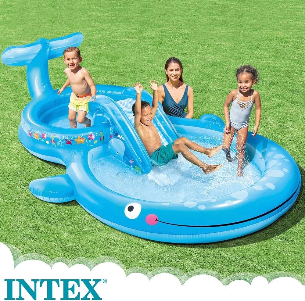 ALT : Enfant jouant dans le centre Intex baleine, ambiance aquatique.