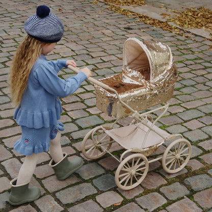 Enfant promenant sa poupée avec le landau Konges Sløjd Sparkly Cherry