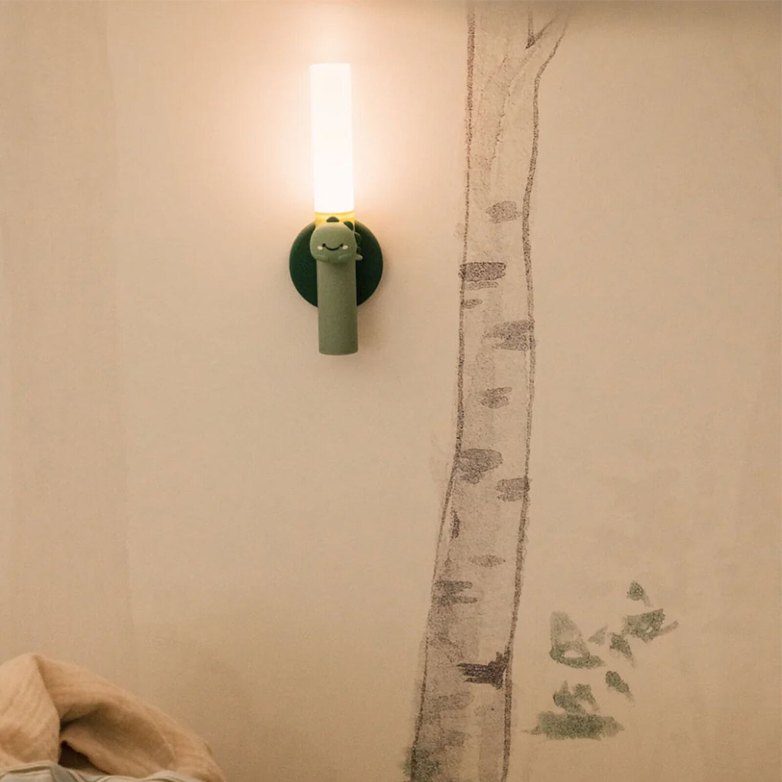 Lampe torche Dino Zoo Light fixée au mur en mode veilleuse de nuit
