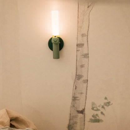 Lampe torche Dino Zoo Light fixée au mur en mode veilleuse de nuit