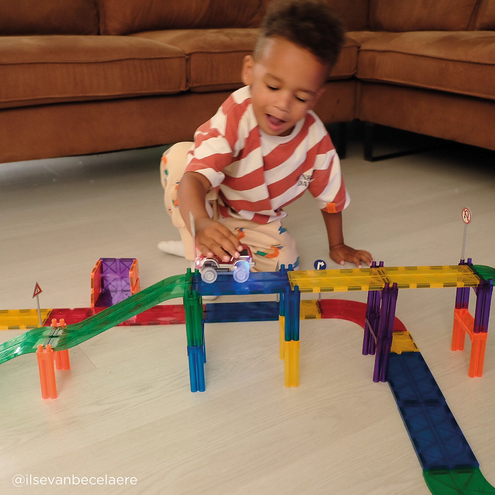 Circuit 3D monté avec le jeu de construction Cleverclixx Kit Circuit de Couleurs Vives