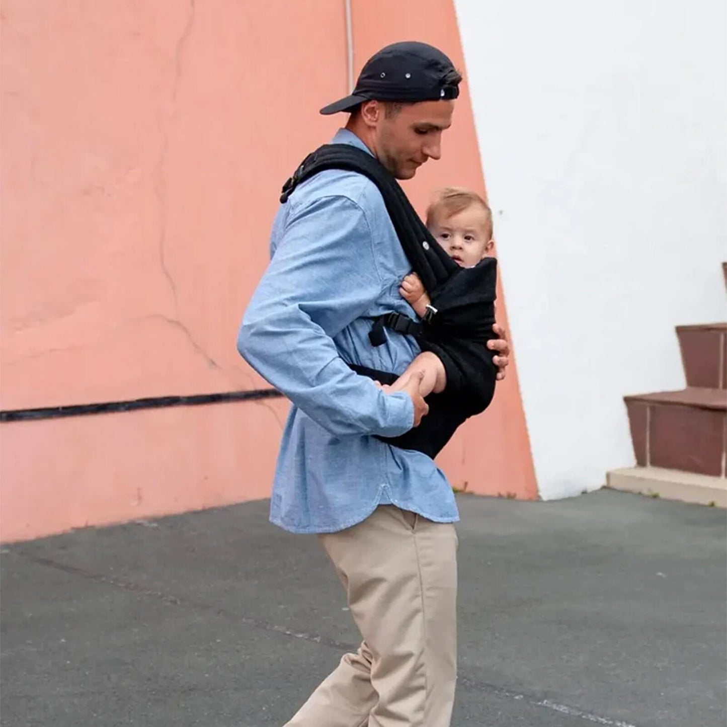  ALT : Détails bretelles matelassées et ceinture lombaire du porte-bébé Carry & Bloom