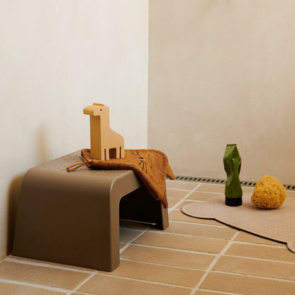 Enfant utilisant le marchepied Liewood Ulla 3