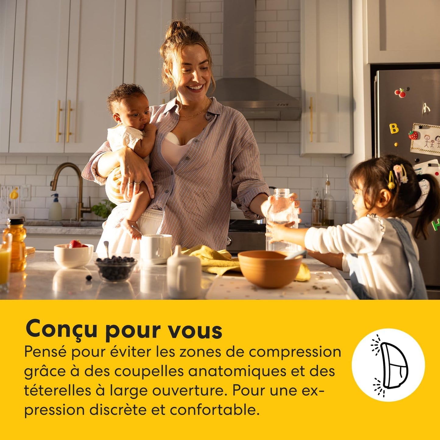 Maman utilisant le tire-lait électrique Medela Motion en situation quotidienne