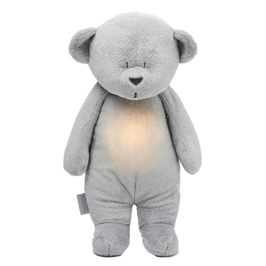 Peluche veilleuse musicale Ourson moonie gris allumée dans une chambre de bébé