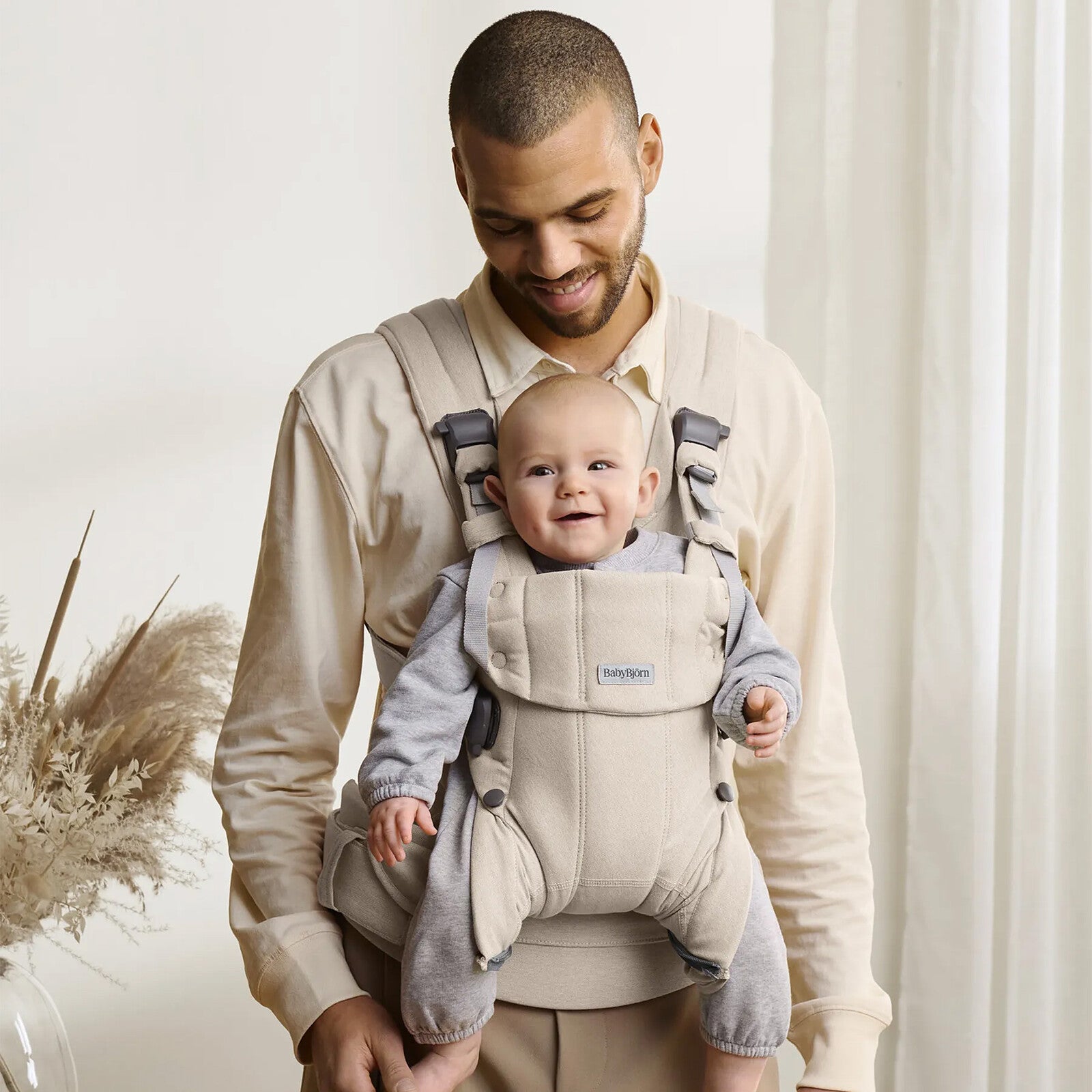 Réglage en hauteur et largeur sur le porte-bébé