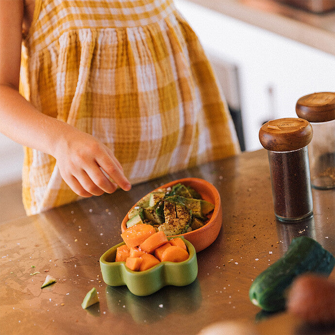 alt="Design artisanal ensemble repas bébé Oli & Carol motif Cathy la Carotte" 4