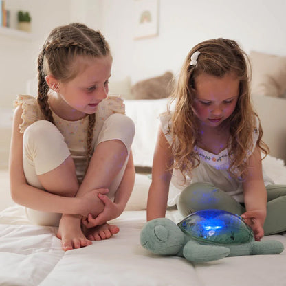 ALT : Peluche Tranquil Turtle Green dans la chambre d’enfant, ambiance lumineuse douce.