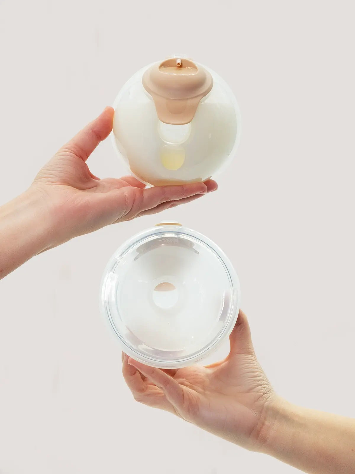 
ALT : Maman utilisant le tire-lait Perifit Flow – confort et liberté