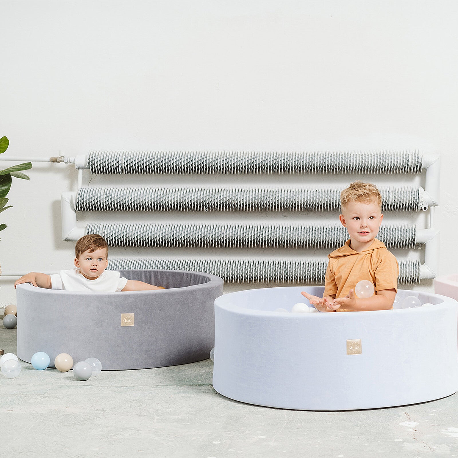 Bébé jouant dans une piscine à balles MeowBaby douce et sécurisée
