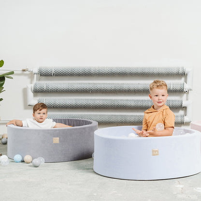 Bébé jouant dans une piscine à balles MeowBaby douce et sécurisée