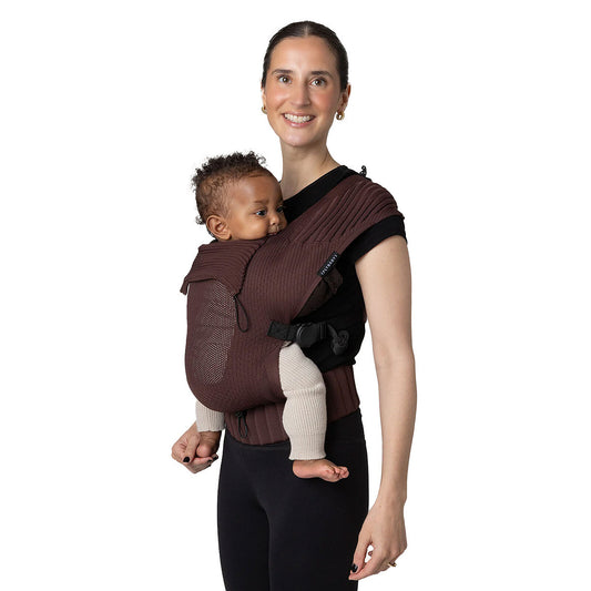 Porte-bébé Flybaby Mokka porté par un parent avec bébé 1
