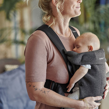 Porte-bébé BabyBjörn Mini gris charbon pour nouveau-né