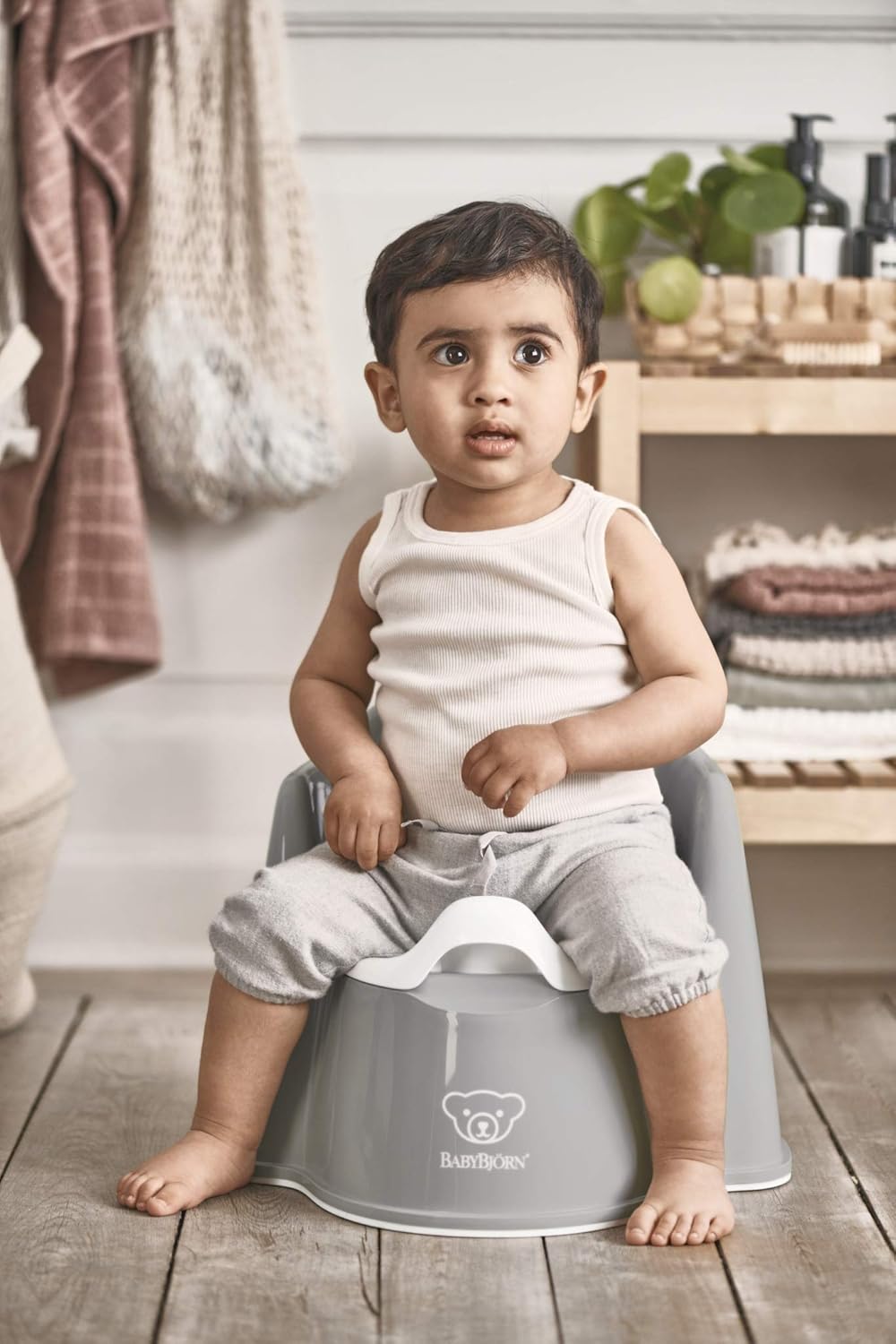 Pot bébé avec dossier confortable pour accompagner l’apprentissage de la propreté
