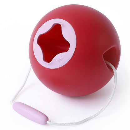 Seau Ballo Cerise Quut pour enfants, idéal pour les jeux de plage, de bain et les activités d’eau