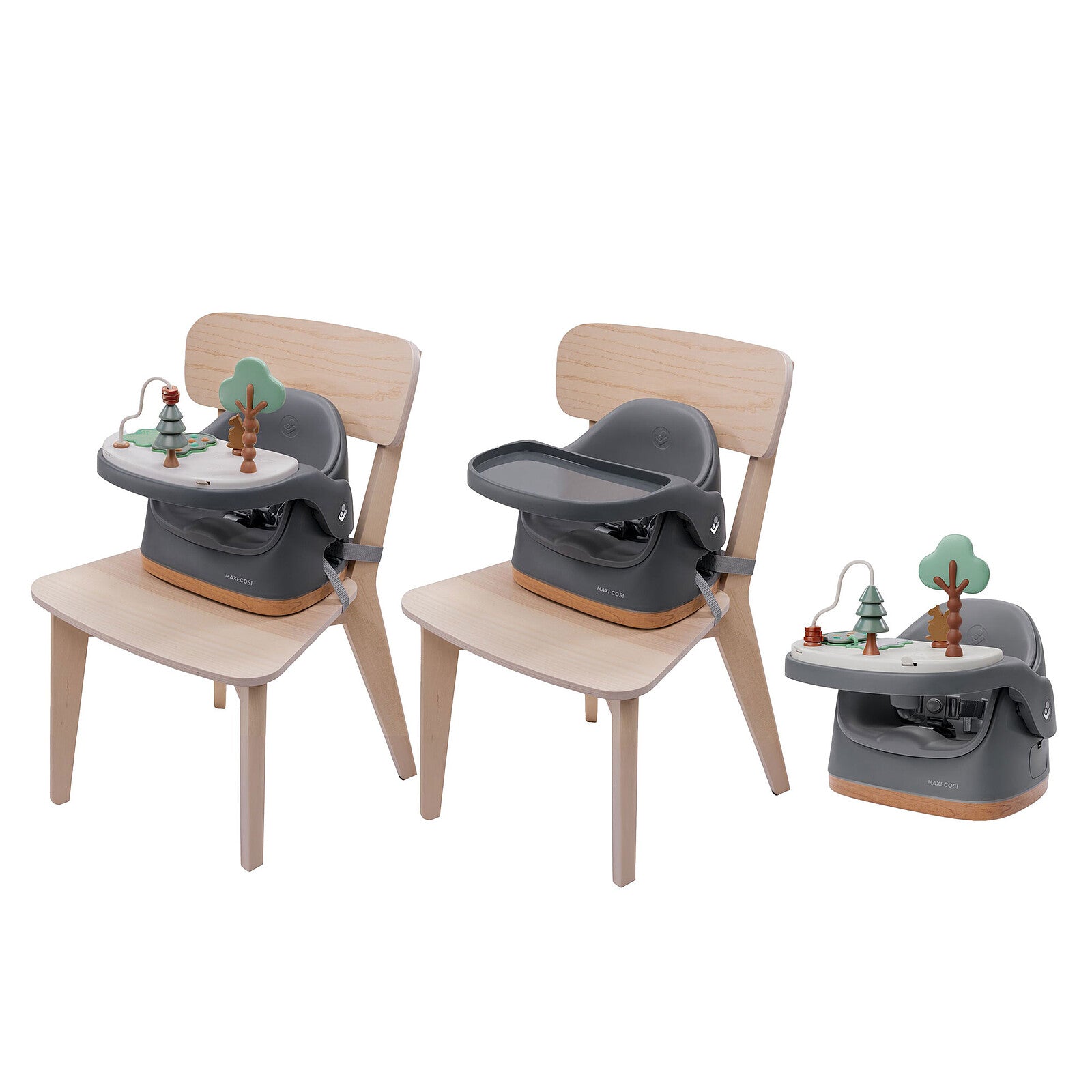 arent installant le rehausseur de chaise Maxi-Cosi Jay Plus pour le repas de son bébé.