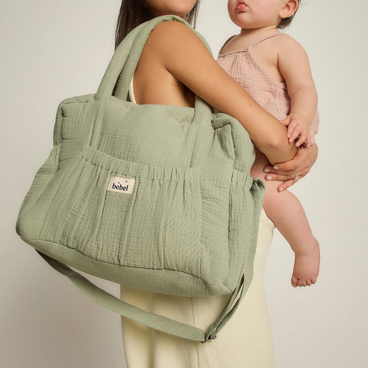Sac à langer BEBEL Comme un Bonbon Amande vue de dos avec bandoulière
