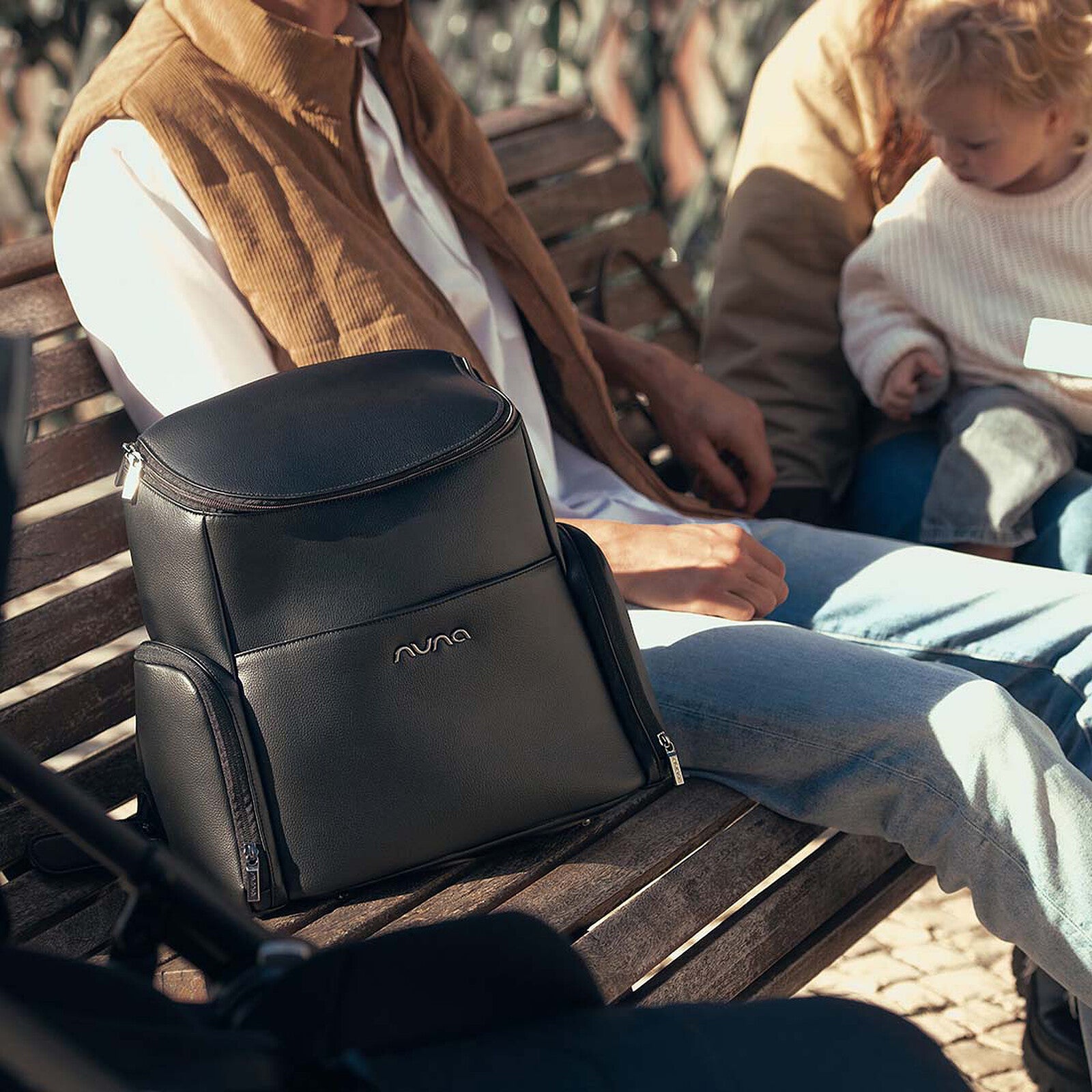 Détail surpiqure effet cuir du sac à langer Nuna Essential Bag