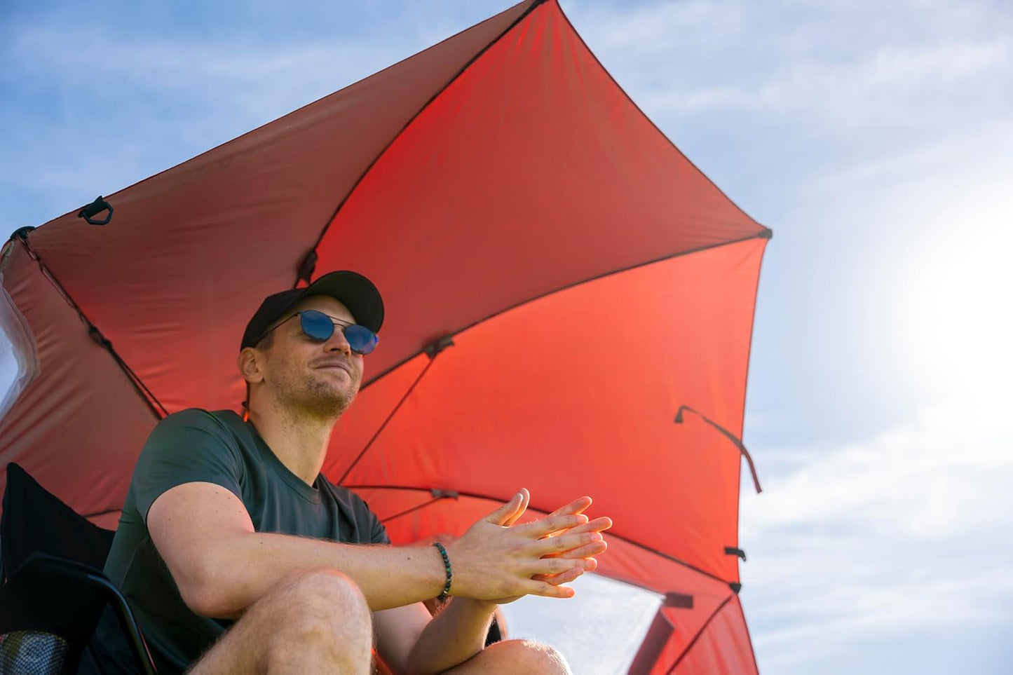ALT : Détail des fenêtres latérales du SportBrella BRE01-050-02 pour une meilleure aération.