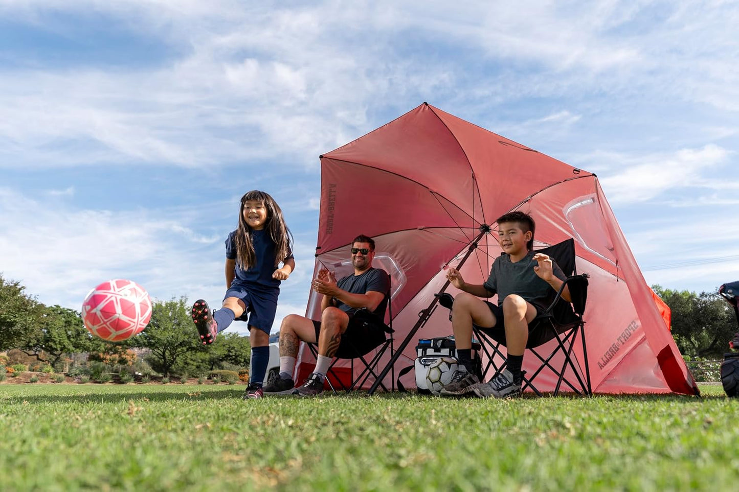 ALT : SportBrella BRE01-050-02 plié dans son sac de transport pratique.