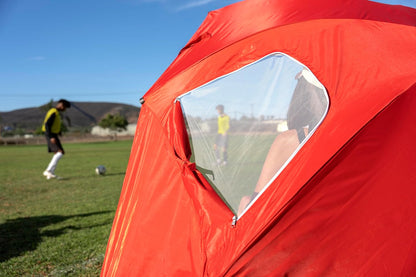 Fenêtre latérale du parasol SportBrella BRE01-050-02 – aération et visibilité depuis l’intérieur de l’abri de plage rouge.