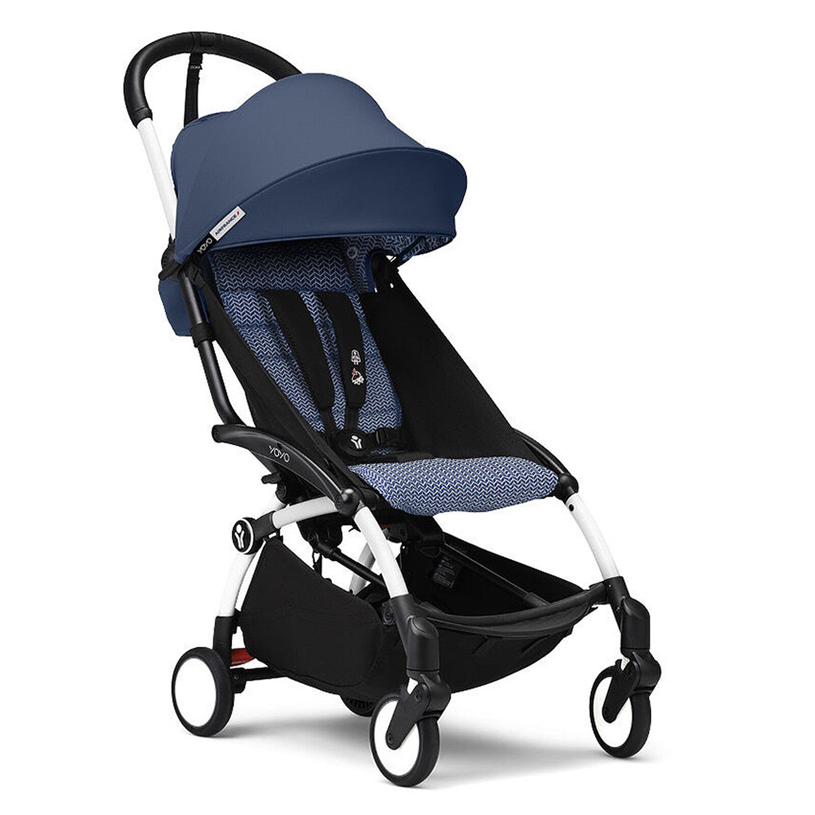 Poussette Stokke YOYO³ 6+ Bleu Air France avec châssis blanc, compacte et légère pour les voyages et déplacements avec enfant