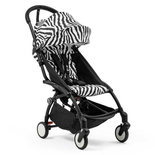 Poussette Stokke YOYO³ 6+ Zebra avec châssis noir, compacte et idéale pour les voyages et sorties avec bébé