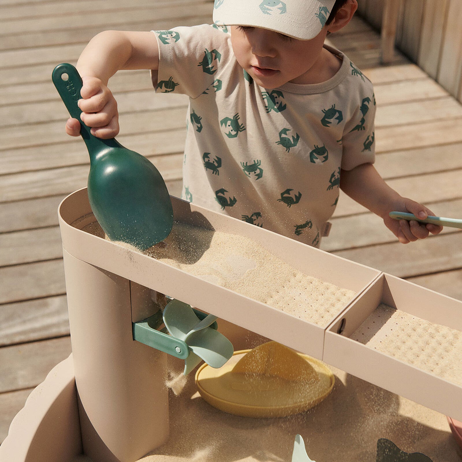 ALT : Enfant jouant à la table Sepp Liewood