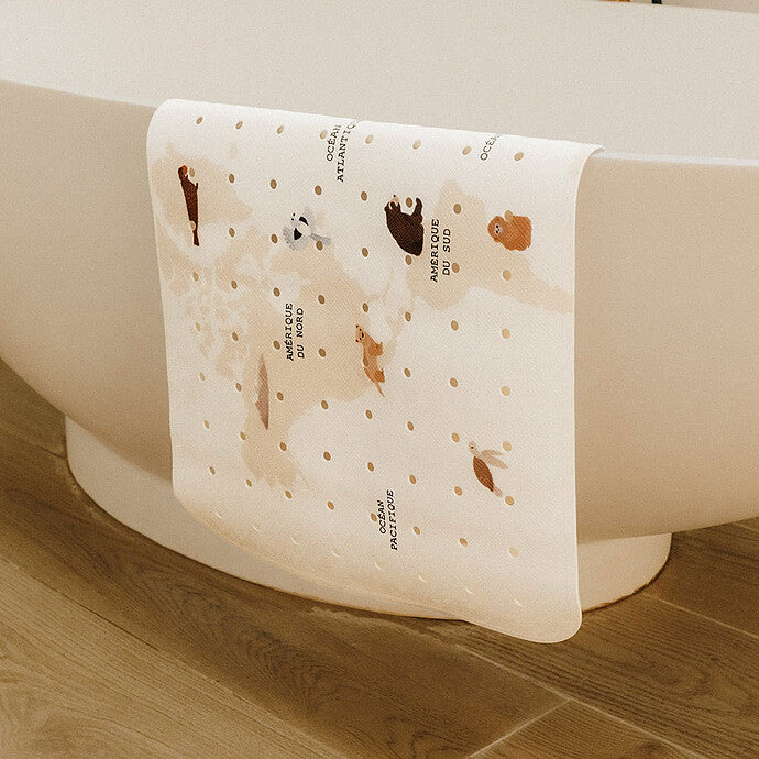 alt="Détail du motif La Carte sur tapis de bain bébé" 4
