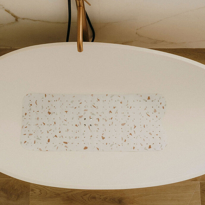 alt="Vue tapis de bain Tapilou Le Terrazzo installé dans la baignoire" 2 