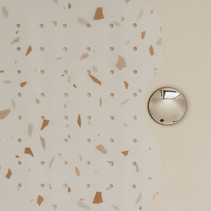 alt="Tapis de bain Tapilou Le Terrazzo avec ses crochets de rangement" 4