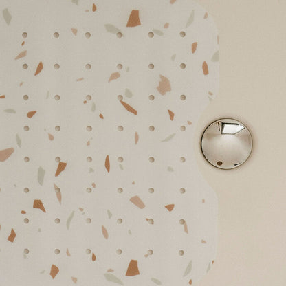 alt="Tapis de bain Tapilou Le Terrazzo avec ses crochets de rangement" 4