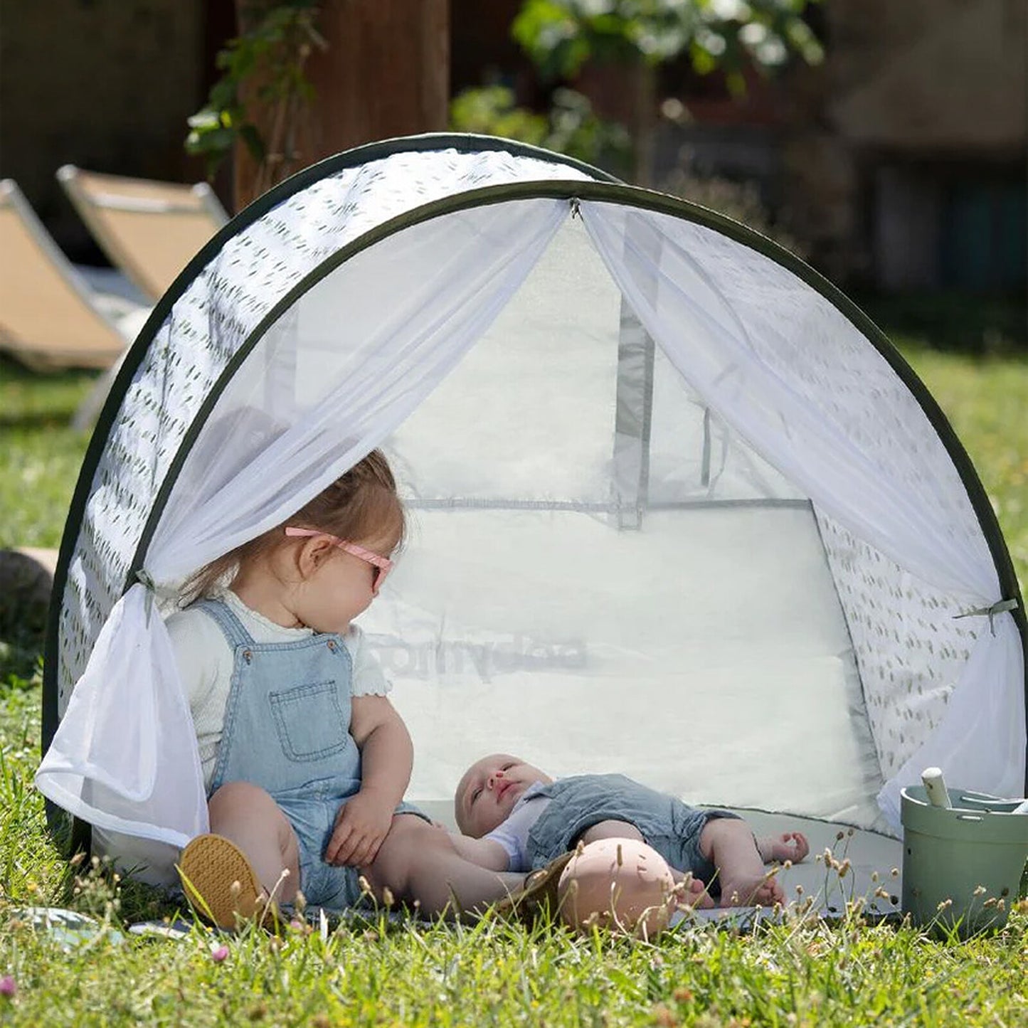 ALT : Tente Babymoov Provence avec ouverture avant et fenêtres latérales