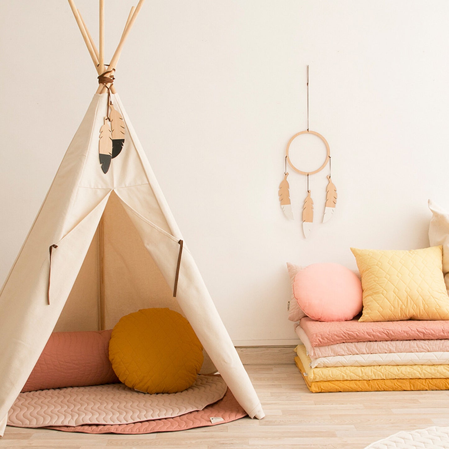 Tipi Nevada Natural Nobodinoz monté dans une chambre d’enfant