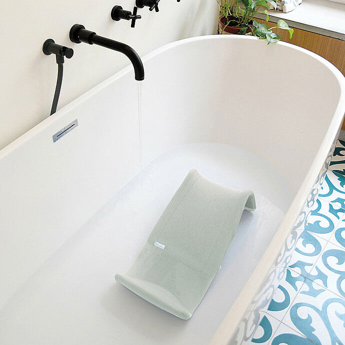 alt="Transat de bain Transatdo Velvet Grey installé dans baignoire" 2