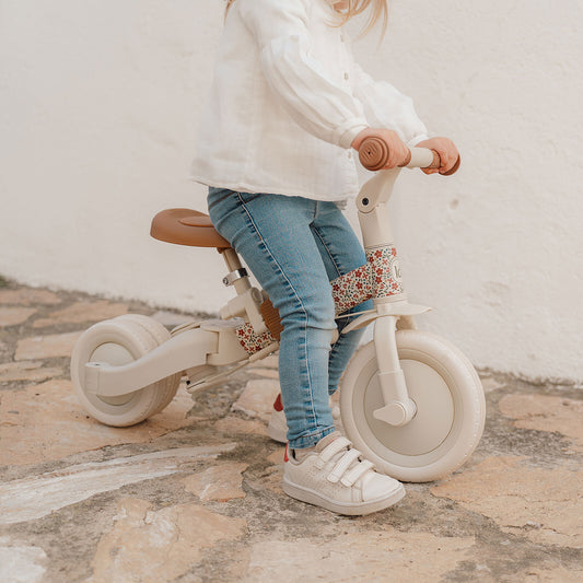 Vue latérale du tricycle évolutif Little Dutch Off White