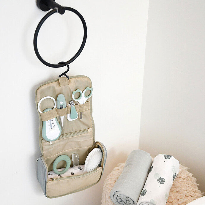 trousse toilette bebe Beaba ouverte avec accessoires sage green 2