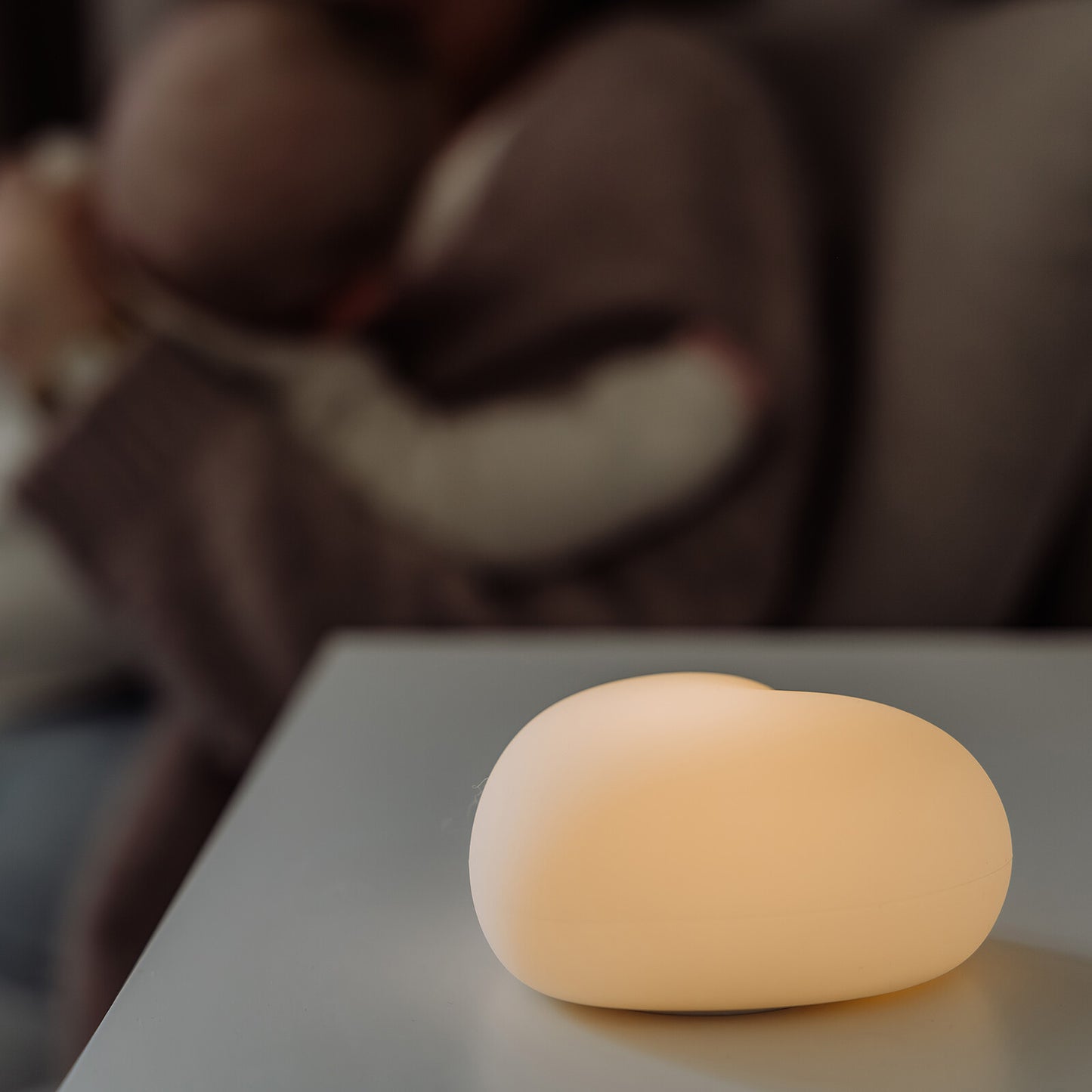 Zoom sur la veilleuse Flow gris en silicone