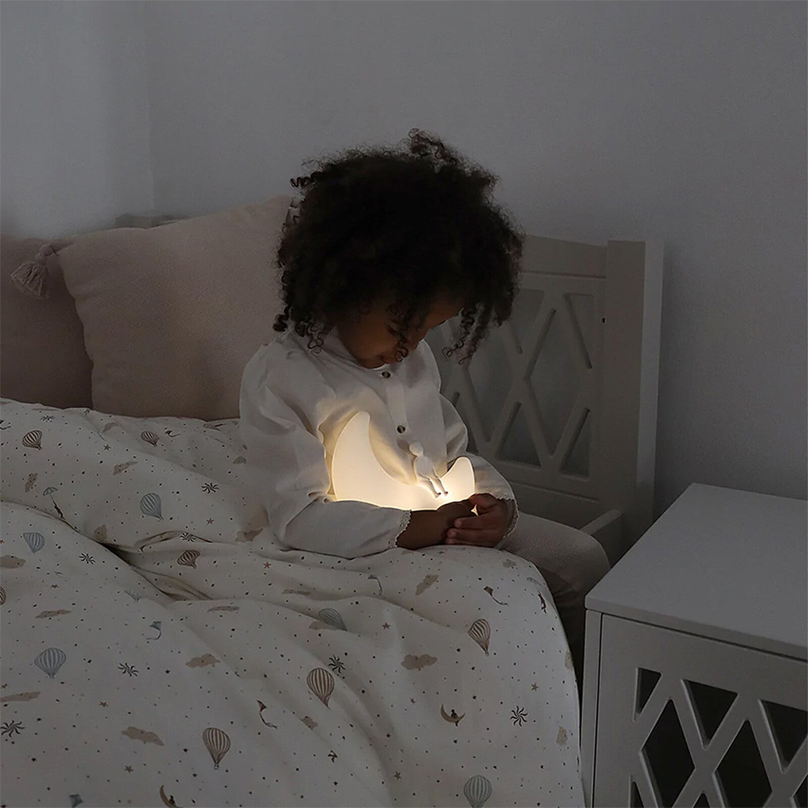 Veilleuse rechargeable lune Camcam Copenhagen ambiance calme et rassurante
