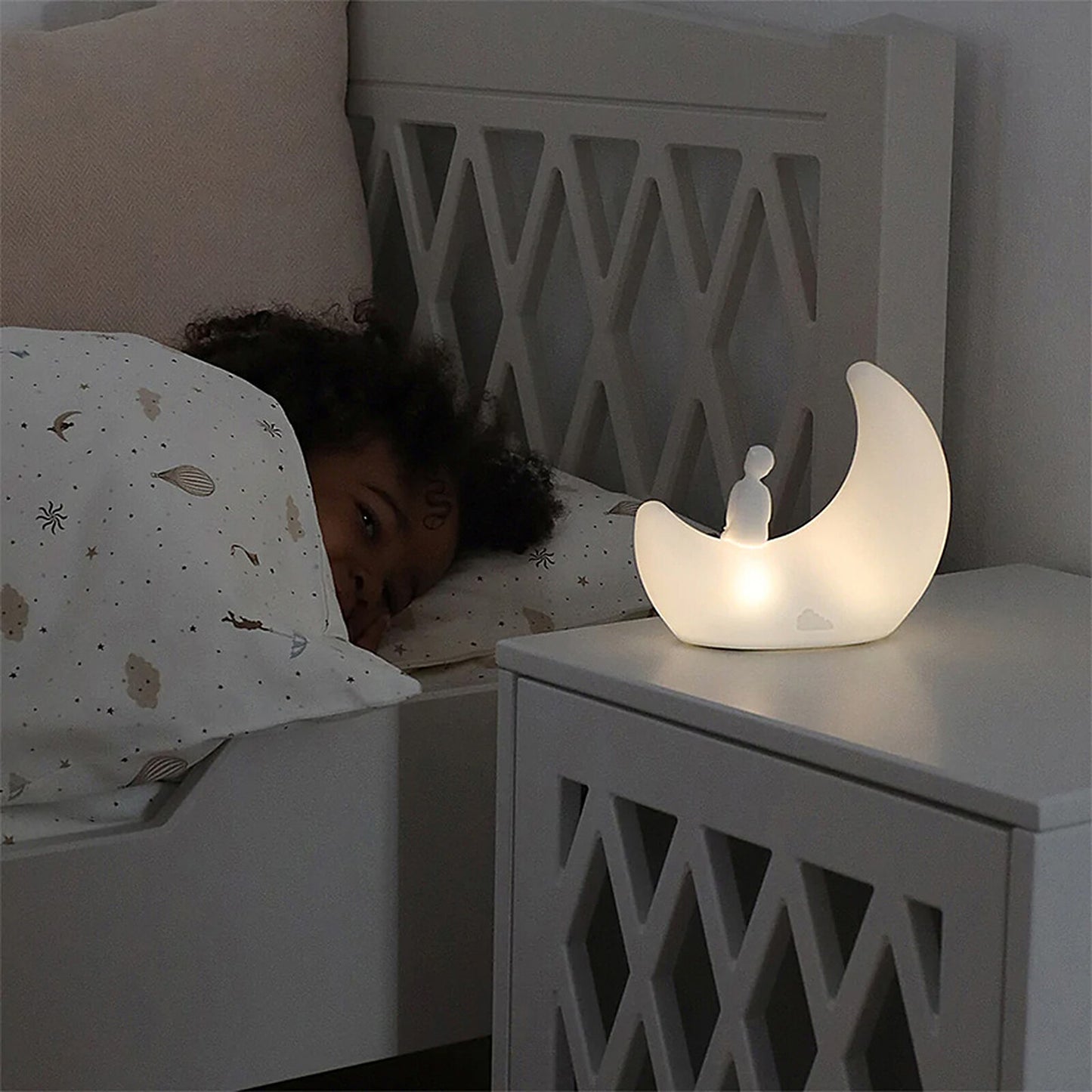 Lampe lune enfant Camcam Copenhagen décoration douce pour chambre bébé
