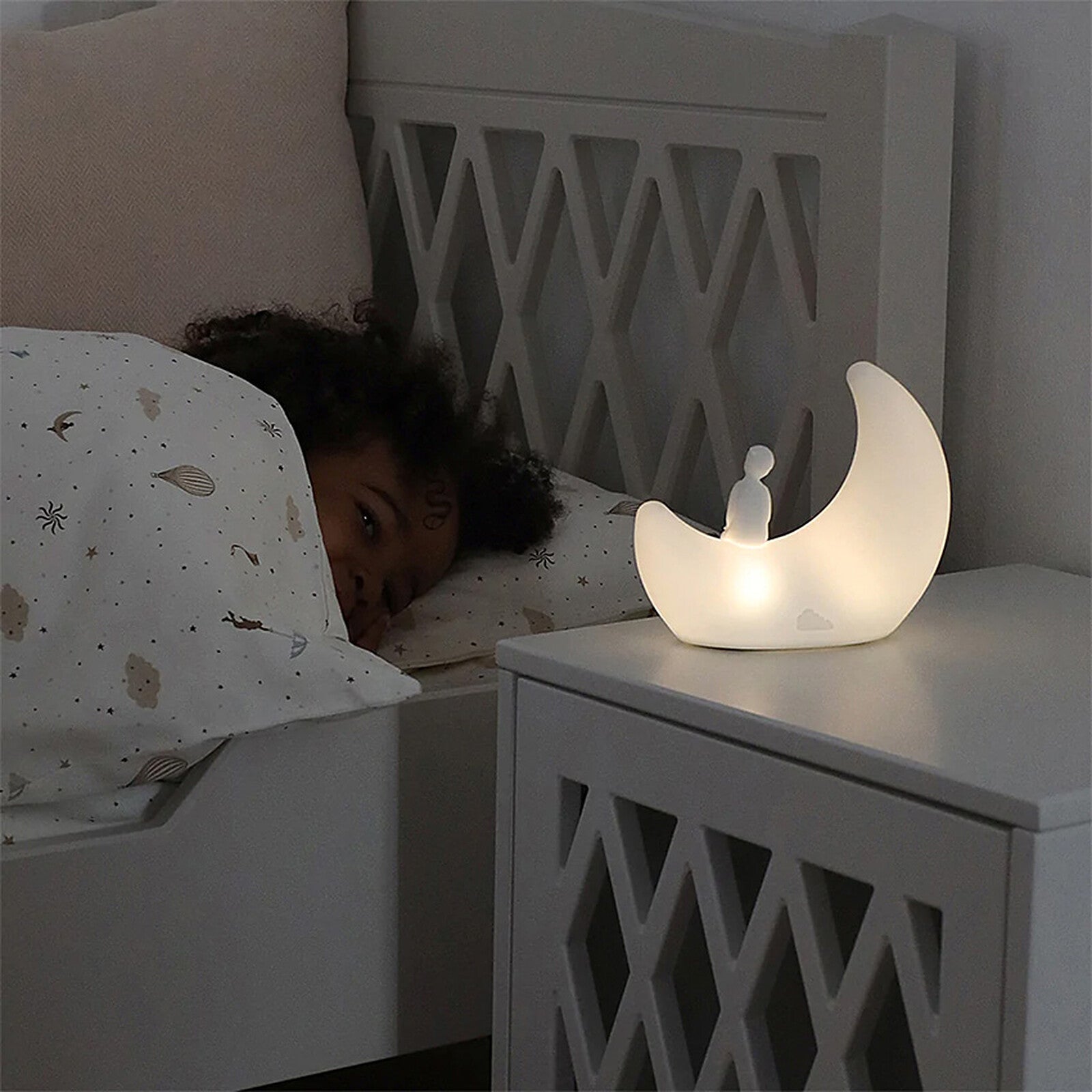 Lampe lune enfant Camcam Copenhagen décoration douce pour chambre bébé

