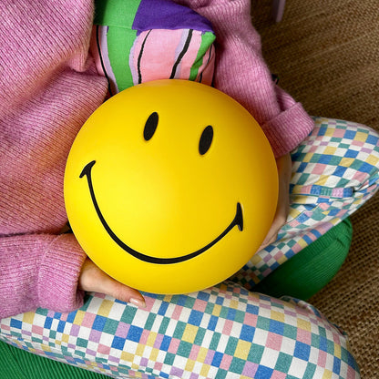 ALT : Détail de la veilleuse Smiley Star Light Mr Maria, lumière réglable et design apaisant.