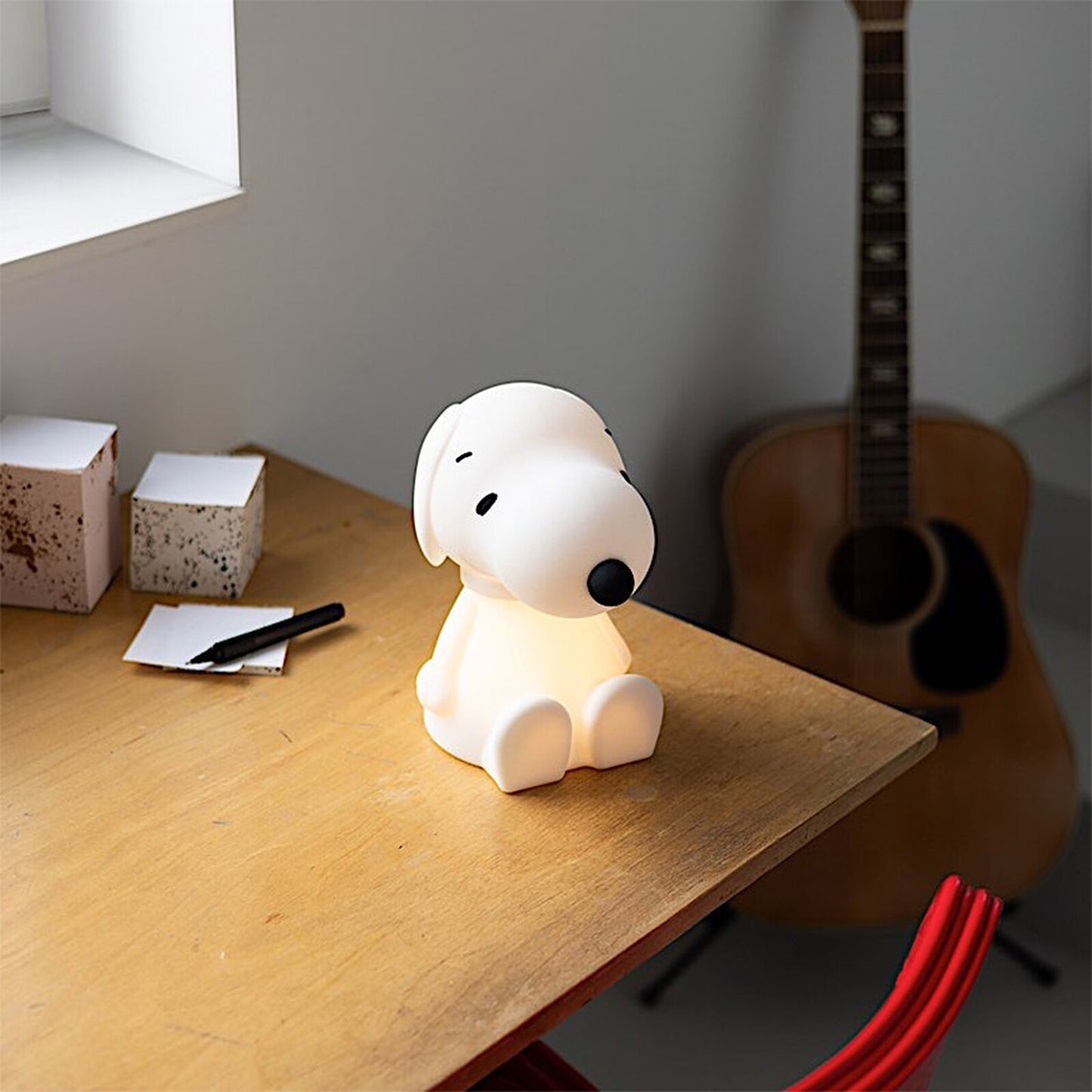 ALT : Détail de la veilleuse Snoopy First Light en silicone souple, texture douce.