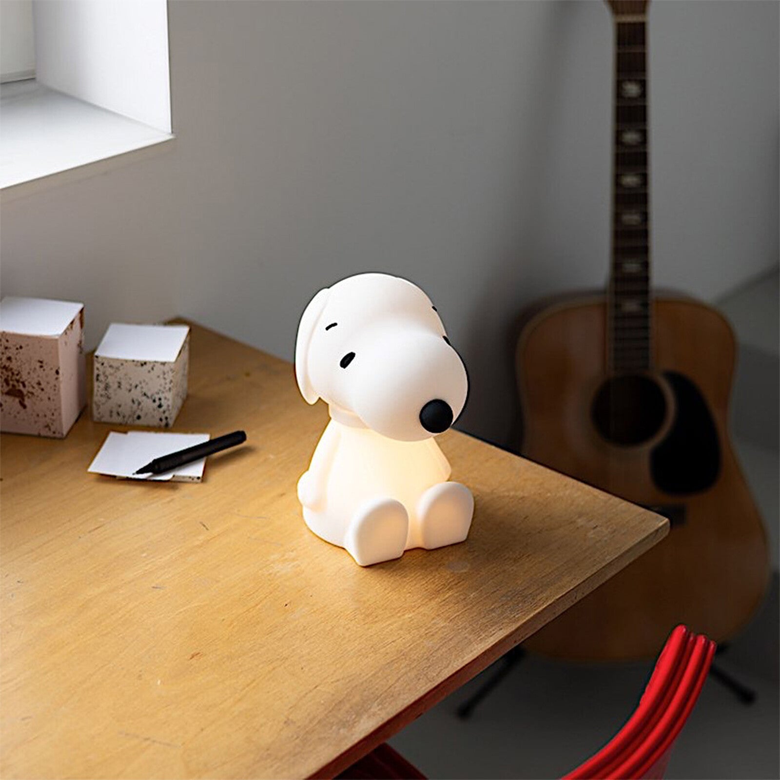 ALT : Détail de la veilleuse Snoopy First Light en silicone souple, texture douce.
