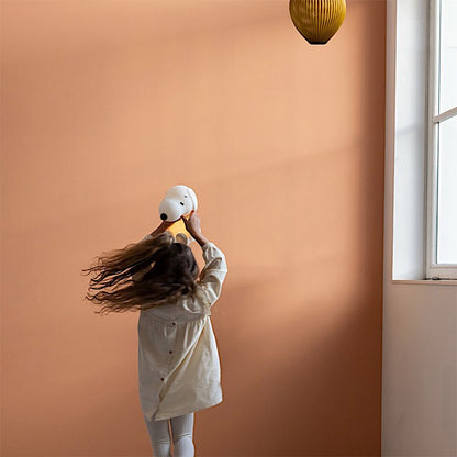 ALT : Vue latérale de la veilleuse Snoopy First Light, design compact et moderne.